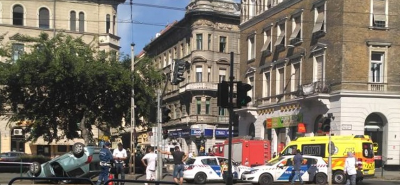 Felborult egy autó a József körúton – fotó