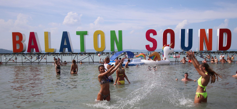 Migránsozás után összevertek négy fiatalt a Balaton Soundon