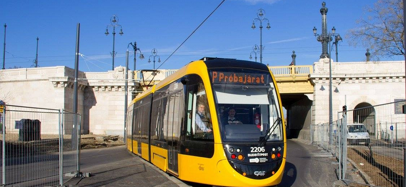 Bosszankodhatnak a villamossal utazók, több helyen nem áll meg a 41-es és a 19-es