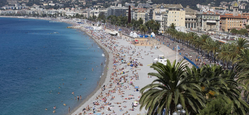 A francia nyaralóhelyeken ismét kötelező maszkot viselni kültéren 