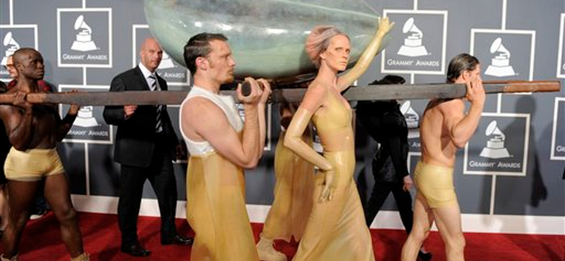 Tojás, esés, béna tánc és Muppetek a Grammy-n - videók