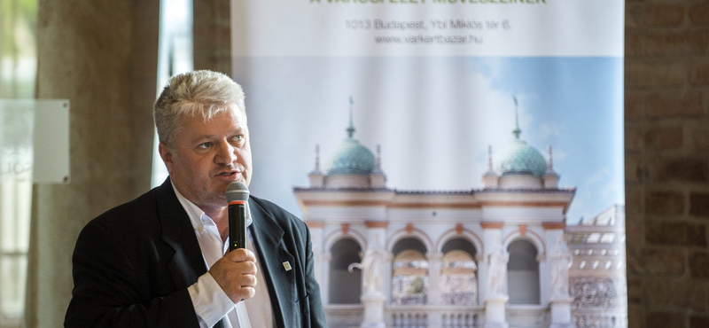 Állítólag kirúgták a magának is lakást osztó várgondnokot