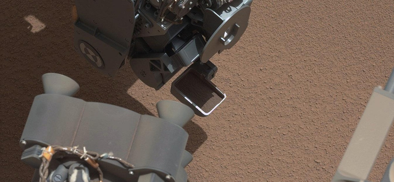 Fotó: talány a Marson - csillogó tárgyat fotózott a Curiosity