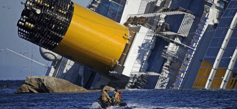 "Én voltam az utolsó" - egy évvel később is mentegetőzik a Costa Concordia kapitánya