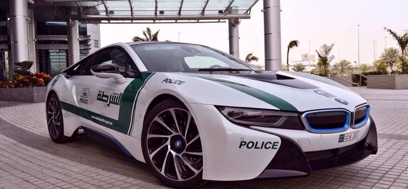 BMW i8-assal kontrázott Abu Dhabira a dubaji rendőrség