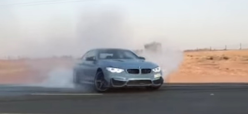 A Közel-Keleten nem bánnak kesztyűs kézzel az autókkal – videó