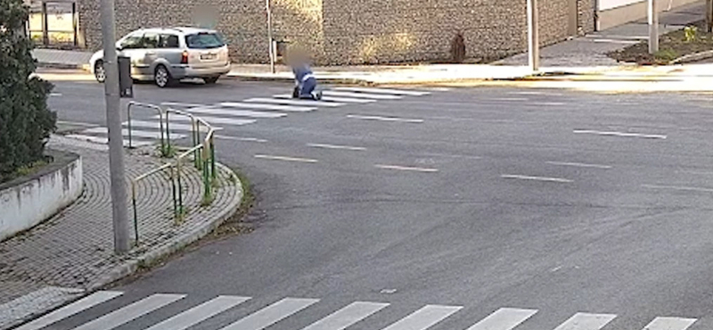 Szemébe sütött a nap, nem vette észre a gyalogost egy autós – videóval