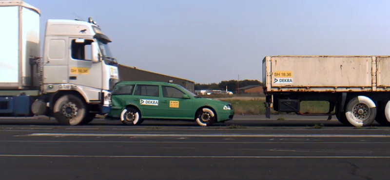 Csak 43 km/órával haladt ez a kamion, mégis ripityára zúzta az előtte álló kocsit
