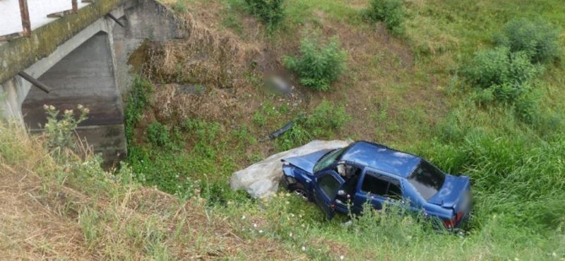 Több méter mély patakmederbe hajtott egy tini, miután elkötött egy kocsit