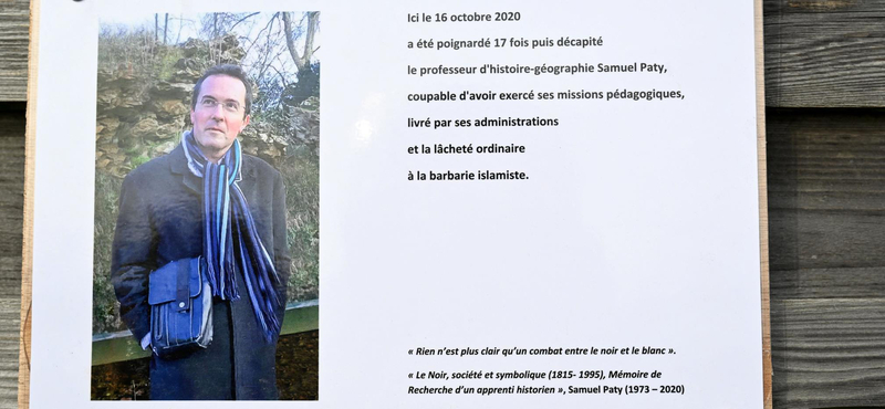 Hat diák áll bíróság elé Párizsban, mert közük volt egykori tanáruk lefejezéséhez