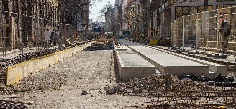 Statikai számítások miatt várakozik a fonódó villamos építése