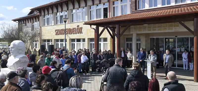 Cigándon a fideszes polgármester megakadályozta a szakrendelő bezárását, de most államosítják