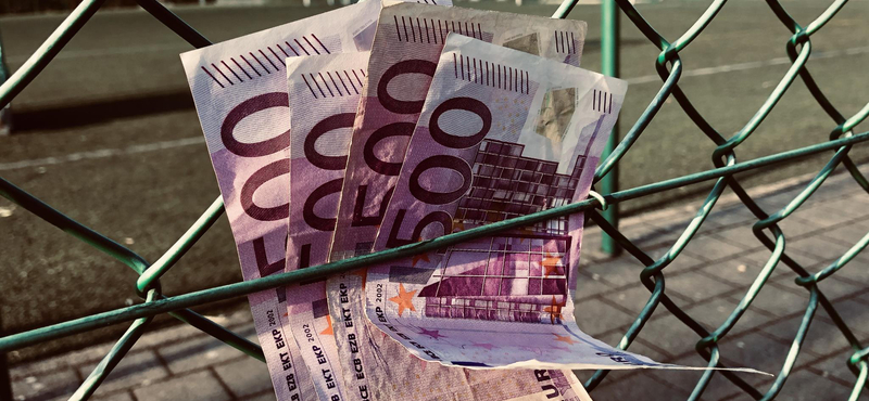 Uniós felmérés: a magyarok 74 százaléka szerint az üzleti sikerhez kell a politikai kapcsolat