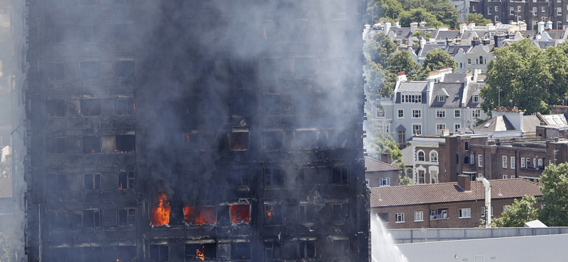 Grenfell-tragédia: kézzel válogatják az emberi maradványokat a törmelékből