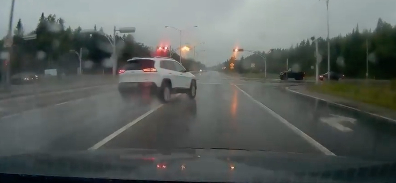 Az összkerékhajtás sem mentette meg ezt a Jeepet – videó