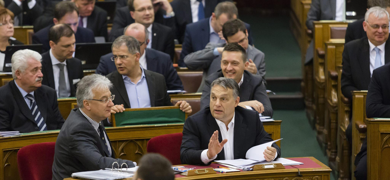 Így falja Orbán a tüntetők ingyencsokiját - a nap képsorozata került ki a netre