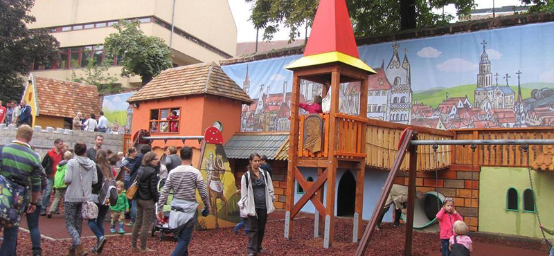 Sikerült balesetveszélyes játszóteret építeni 40 millióból a Budai Vár tövében