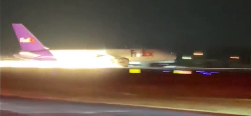 Videón, ahogy futóművek nélkül hajt végre kényszerleszállást egy Boeing 757-es