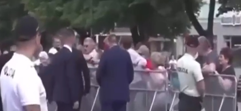 Videón, ahogy merénylője elkezd tüzelni Robert Ficóra