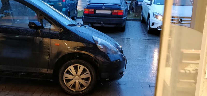 A nap fotója: nehéz ennél közelebb parkolni egy bolt bejáratához