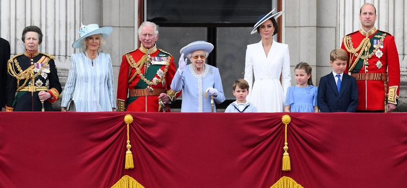 Így mutatott a királyi család a Buckingham-palota erkélyén – képek
