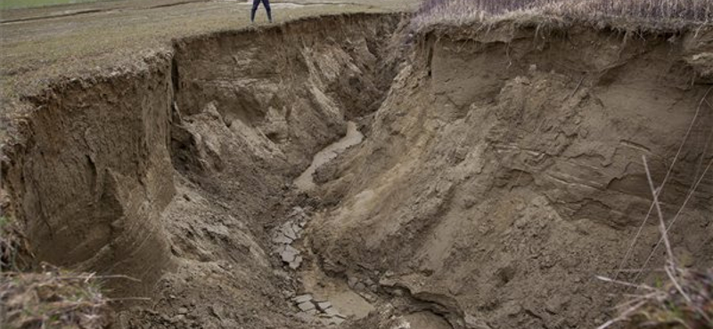 Megnyílt a föld Pusztaszentlászló határában – fotók