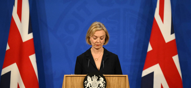 Nem mond le, de elnézést kért az elmúlt hetek hibáiért a brit miniszterelnök