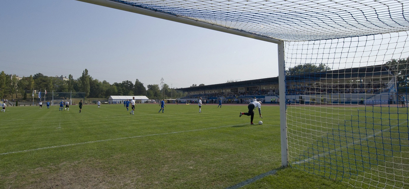 Addig csúszott a stadionkivitelezés, amíg levált a vakolat a lelátóról