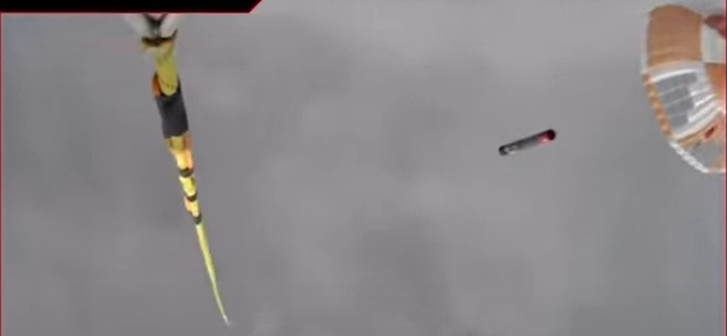 Történelmi pillanat: helikopterrel kaptak el egy Földre visszahulló rakétafokozatot – videó