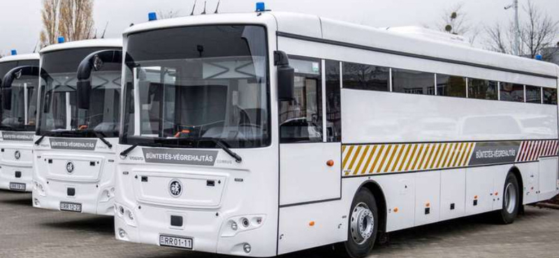 Ilyen buszokkal szállítják mostantól a rabokat