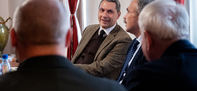Lázár János kocsmákat jár végig, és videót csinál róla