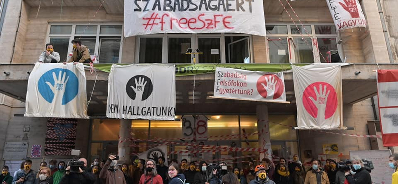 A kijárási korlátozás miatt sem áll le a színművészetisek egyetemfoglalása