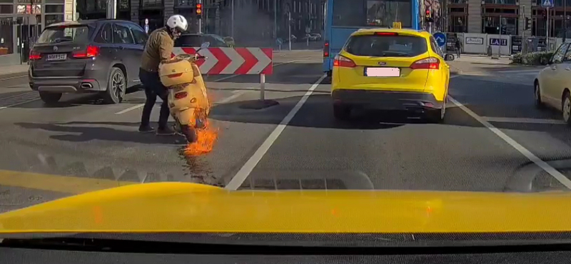 Kigyulladt robogójával küzdött egy motoros az Erzsébet hídon – videó