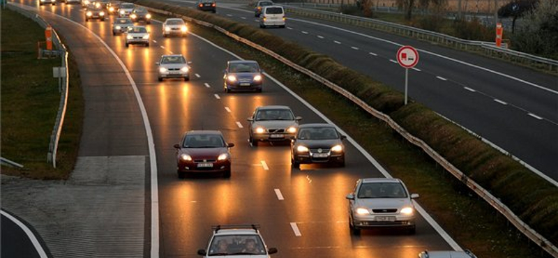 Nagy dugó az M3-ason: tíz autó ment egymásnak 