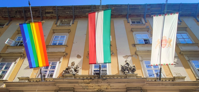 Idén is kitűzte Karácsony a szivárványos zászlót a budapesti Városházára