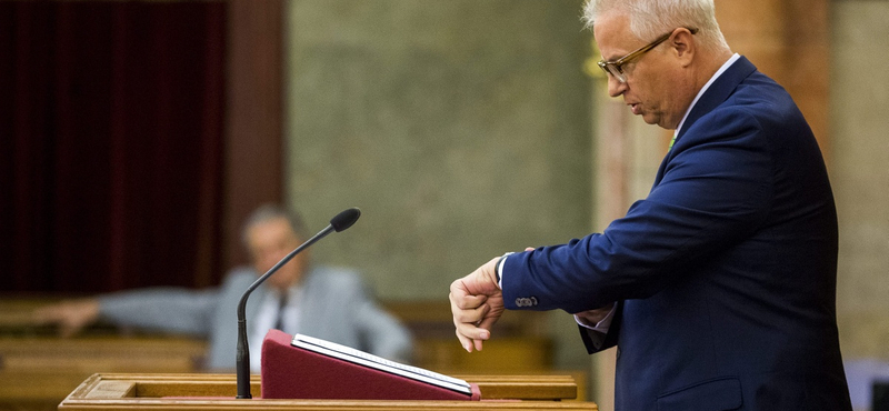 Trócsányi ügyvédi irodája is dolgozott az MNB-alapítványoknak