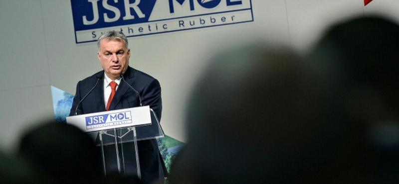Londonban fényújság hirdeti, hogy 8 milliárd dollár landolt Orbánéknál