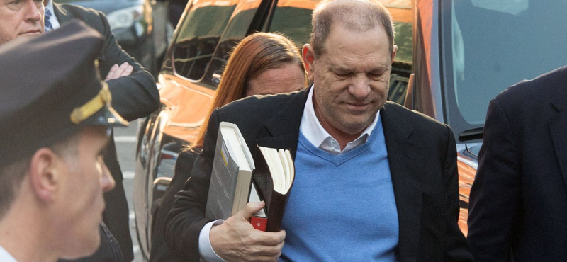 Videón is láthatjuk, hogyan zaklat egy nőt Harvey Weinstein