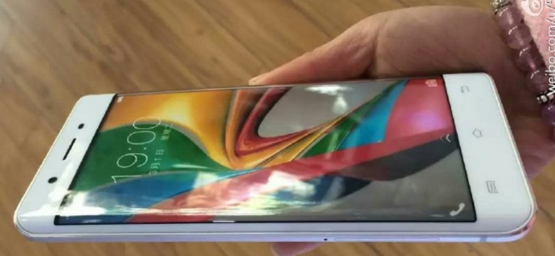 Jól olvassa: 10 GB RAM-mal támad a Vivo új okostelefonja
