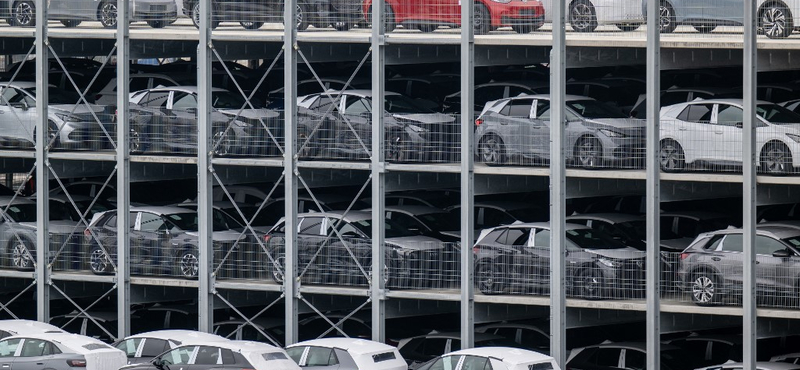 Satuféket nyomott az autóiparát és a saját magát is féltő német kormány