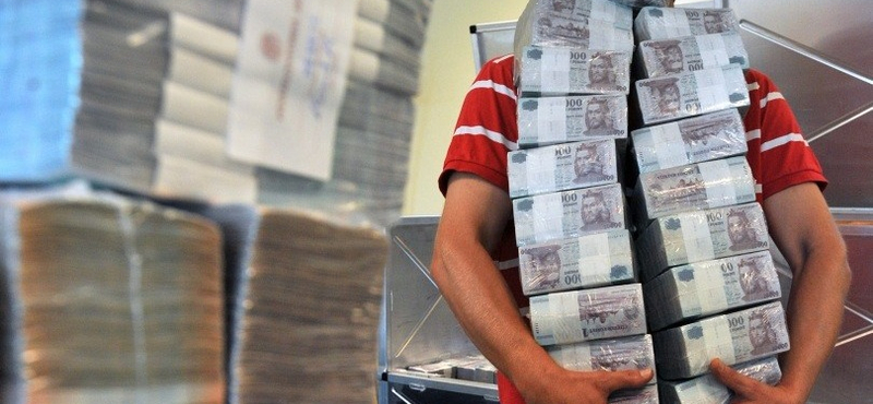 Négy szőnyeget vett az MNB alapítványa 23 millió forintért