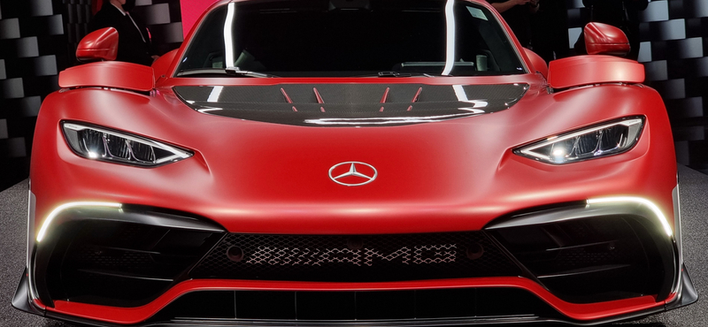 Tankolás közben fotózták le a Mercedes 950 millió forintos hiperautóját