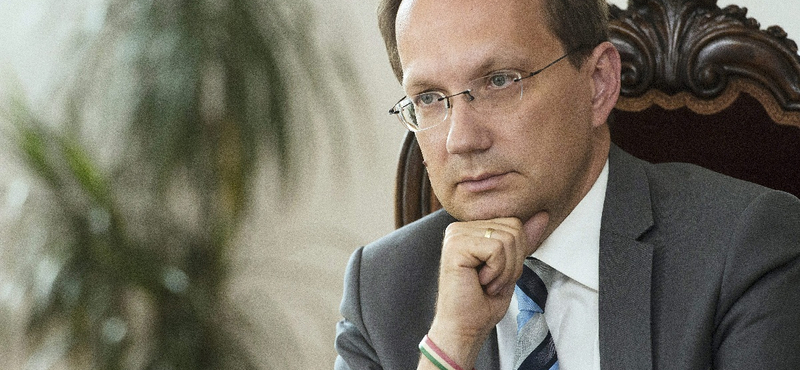 Hoppál Péter elesett a jeges járdán, műteni kell