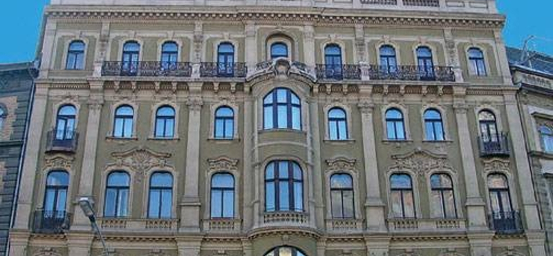 Rendőrök jelentek meg a VII. kerületi polgármesteri hivatalban, számítógépeket foglaltak le