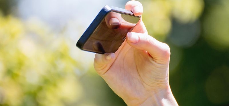 Figyelmezteti a magyarokat az NMHH: túl gyorsan cserélgetjük a telefonunkat