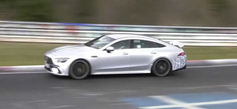 A Nürburgingen nyüstölte 800 lóerős, zöld rendszámos hibridjét a Mercedes