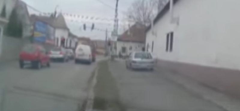 Autós üldözés volt Miskolcon, még a járdára is felhajtott a sofőr – videó