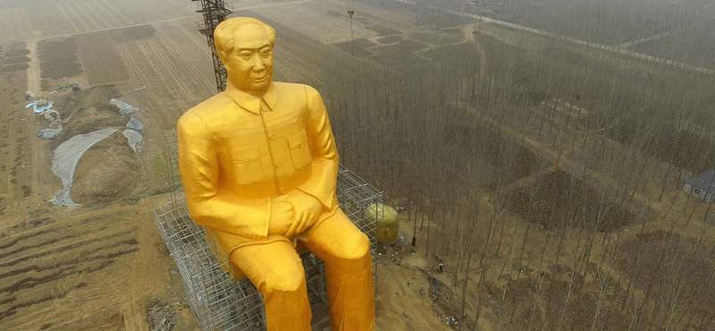 Fotók: gigantikus Mao-szobor őrzi a kínai pusztát