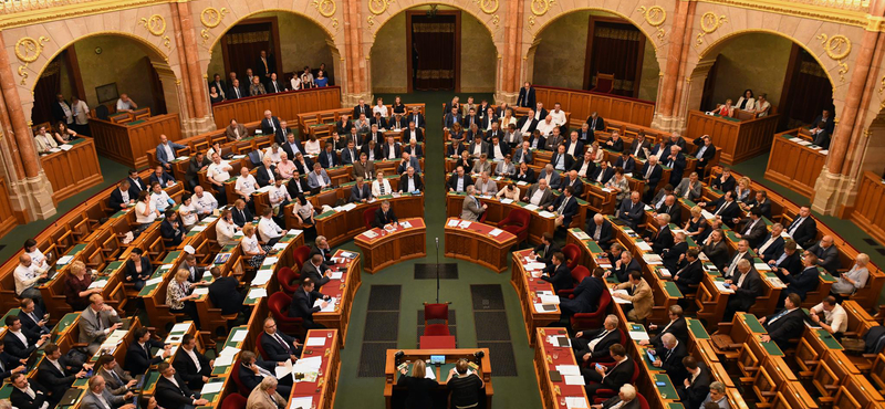 A vészhelyzet meghosszabbítása lesz a téma a parlamentben