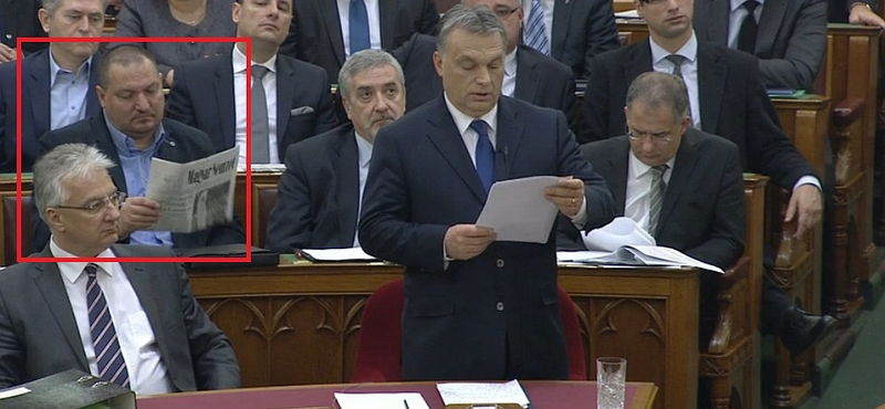 Németh Szilárd Magyar Nemzetet olvasott Orbán beszéde alatt